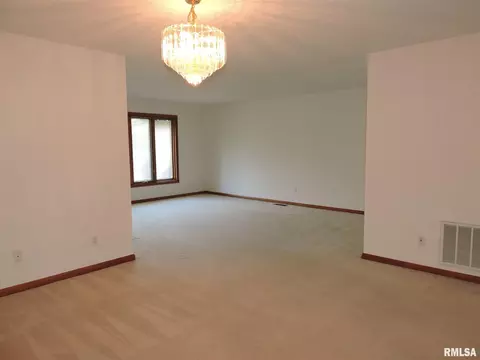 219 Scotch Pine Dr, Macomb, IL 61455 photo 8