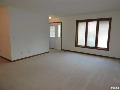 219 Scotch Pine Dr, Macomb, IL 61455 photo 4