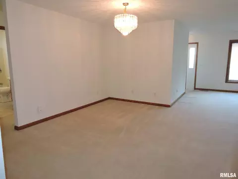 219 Scotch Pine Dr, Macomb, IL 61455 photo 7