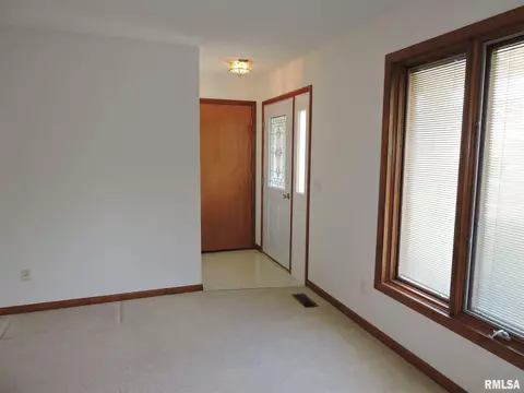219 Scotch Pine Dr, Macomb, IL 61455 photo 3