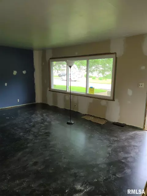 833 Bobby Ave, Macomb, IL 61455 photo 3