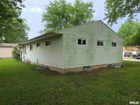 833 Bobby Ave, Macomb, IL 61455 photo 10