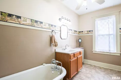 609 W 3rd St, Delavan, IL 61734 photo 30