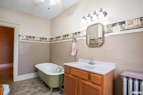 609 W 3rd St, Delavan, IL 61734 photo 29