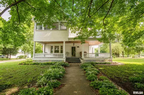 609 W 3rd St, Delavan, IL 61734 photo 2