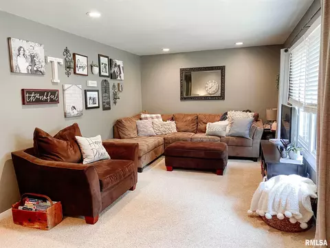 914 Jamie Ln, Macomb, IL 61455 photo 7