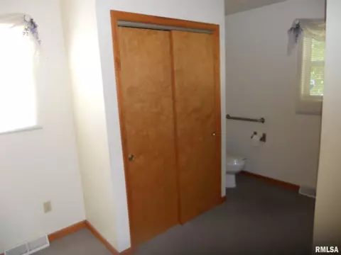 606 E Locust St, Canton, IL 61520 photo 24