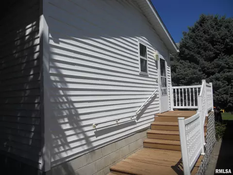 606 E Locust St, Canton, IL 61520 photo 6