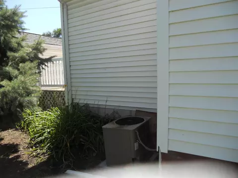 606 E Locust St, Canton, IL 61520 photo 4