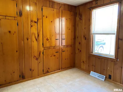 1097 E Ash St, Canton, IL 61520 photo 5