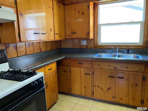 1097 E Ash St, Canton, IL 61520 photo 3