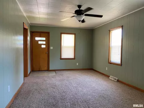 1097 E Ash St, Canton, IL 61520 photo 2