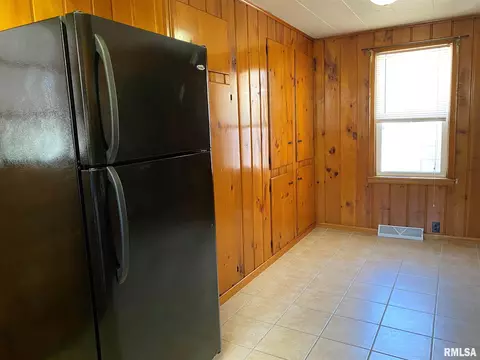 1097 E Ash St, Canton, IL 61520 photo 4