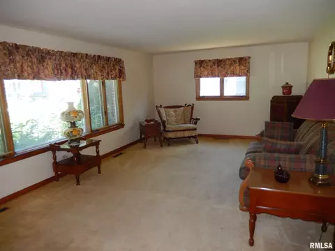 722 S Dudley St, Macomb, IL 61455 photo 5