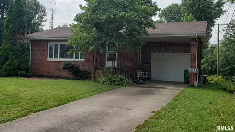 722 S Dudley St, Macomb, IL 61455 photo 2