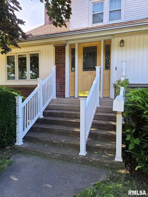 1104 E Calhoun St, Macomb, IL 61455 photo 2