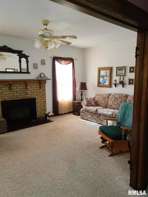 1104 E Calhoun St, Macomb, IL 61455 photo 3