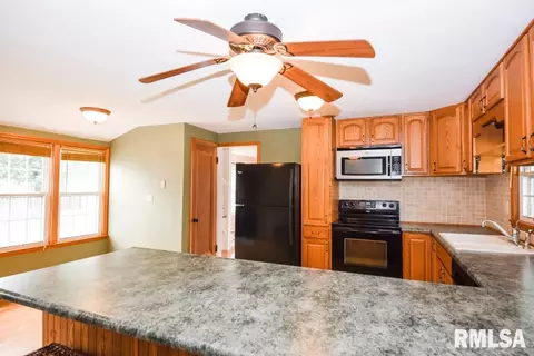 106 W Pine St, Dunlap, IL 61525 photo 2