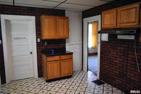 903 E Broadway, Astoria, IL 61501 photo 4