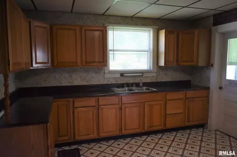 903 E Broadway, Astoria, IL 61501 photo 5