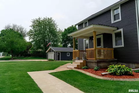 134 N Sage St, Oneida, IL 61467 photo 3