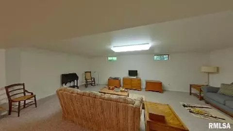 549 Meadow Dr, Macomb, IL 61455 photo 8