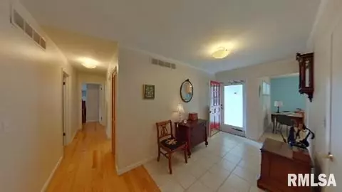 549 Meadow Dr, Macomb, IL 61455 photo 2
