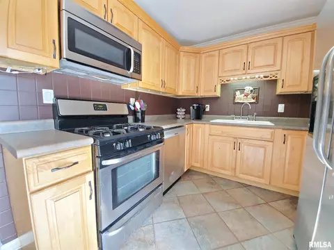 6313 N Devonshire St, Peoria, IL 61615 photo 8