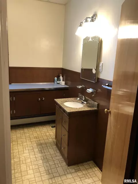 647 S Randolph St, Macomb, IL 61455 photo 9