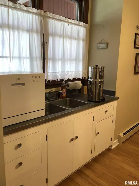 647 S Randolph St, Macomb, IL 61455 photo 6