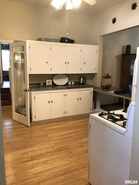 647 S Randolph St, Macomb, IL 61455 photo 7