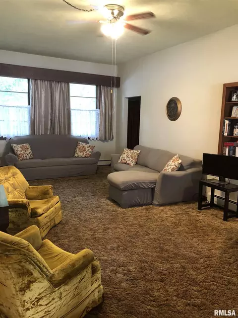 647 S Randolph St, Macomb, IL 61455 photo 4