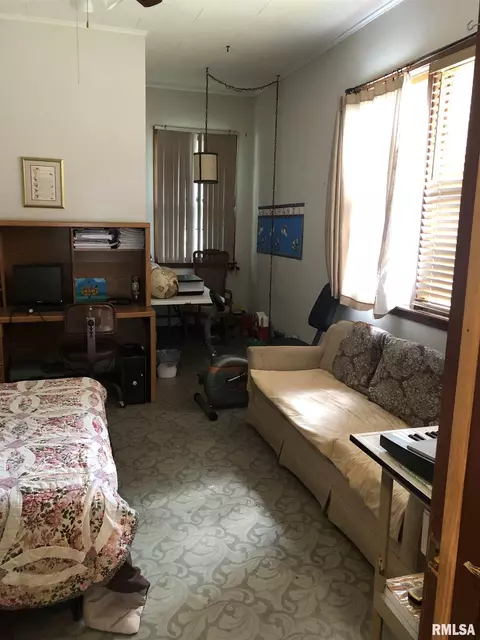 647 S Randolph St, Macomb, IL 61455 photo 3