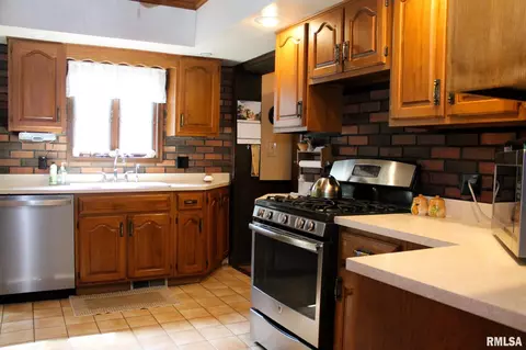 909 S Main St, Eureka, IL 61530 photo 17