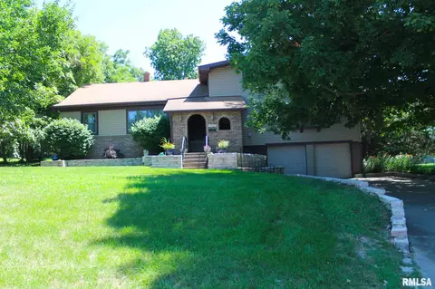 909 S Main St, Eureka, IL 61530 photo 2