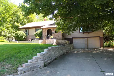 909 S Main St, Eureka, IL 61530 photo 3