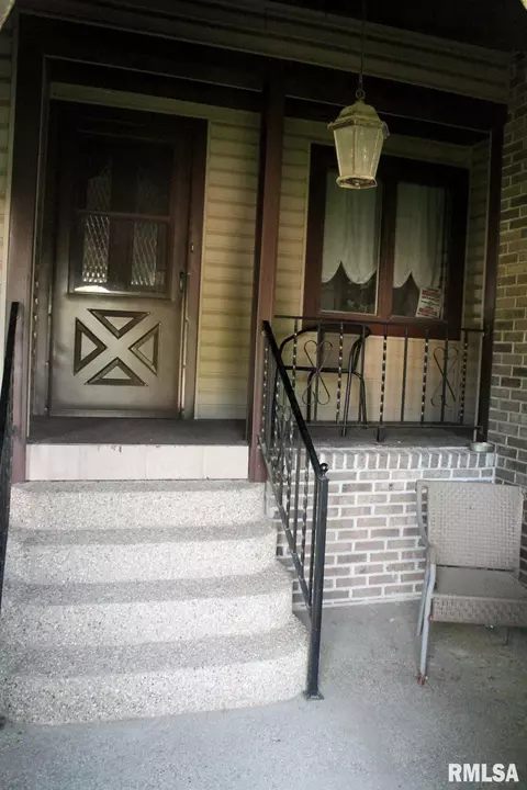 909 S Main St, Eureka, IL 61530 photo 8