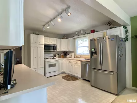 843 E Franklin St, Macomb, IL 61455 photo 9