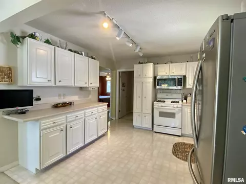 843 E Franklin St, Macomb, IL 61455 photo 8