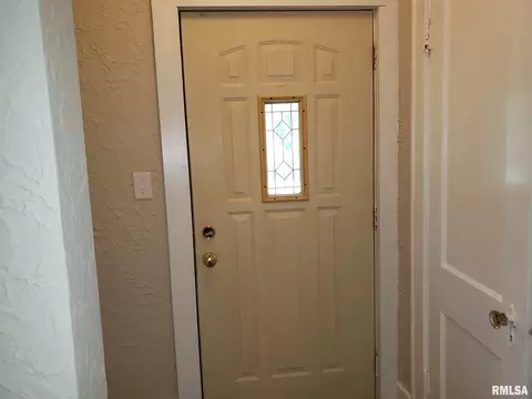 573 N 3rd Ave, Canton, IL 61520 photo 10