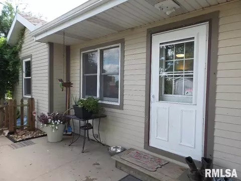 7041 Delavan Rd, Delavan, IL 61734 photo 2