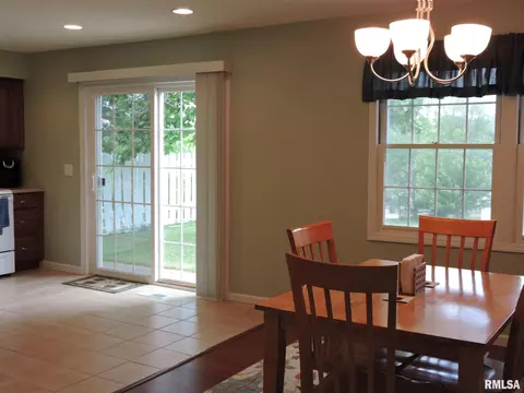 145 Arlington Dr, Macomb, IL 61455 photo 9