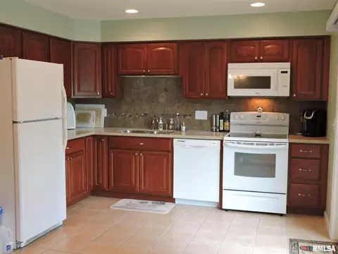 145 Arlington Dr, Macomb, IL 61455 photo 10