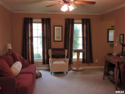 145 Arlington Dr, Macomb, IL 61455 photo 2
