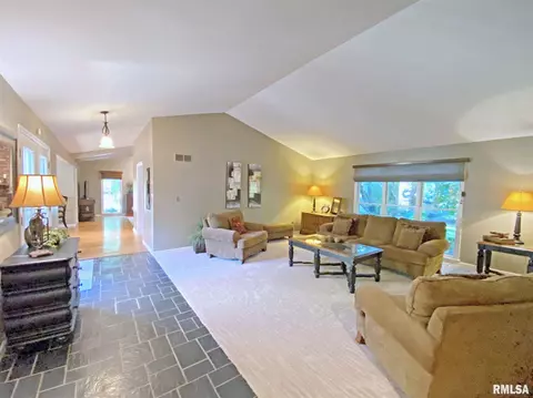 139 E Morningside Dr, Peoria, IL 61614 photo 4