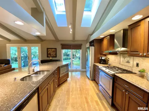 139 E Morningside Dr, Peoria, IL 61614 photo 10