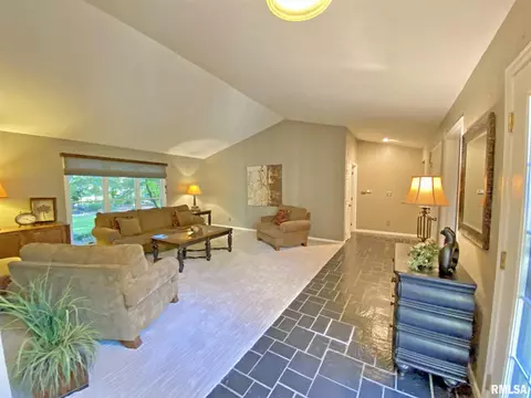 139 E Morningside Dr, Peoria, IL 61614 photo 3