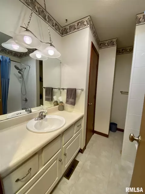 136 James Dr, Macomb, IL 61455 photo 17