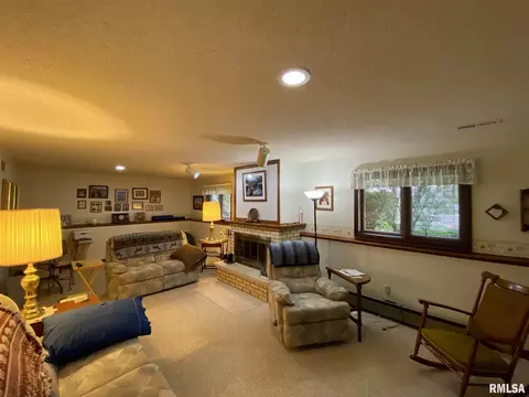 136 James Dr, Macomb, IL 61455 photo 25