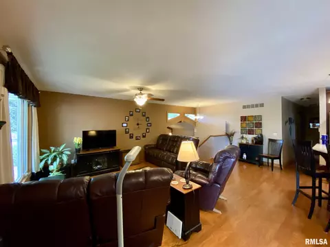 136 James Dr, Macomb, IL 61455 photo 5
